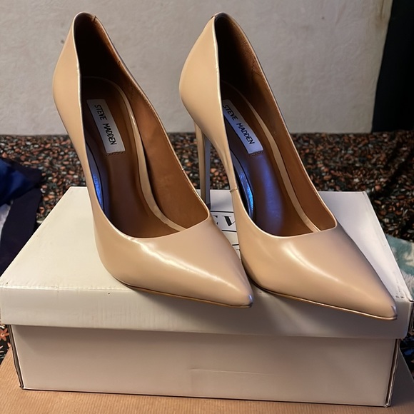 Steve Madden size 9.5 heel is over 4” - Picture 2 of 6